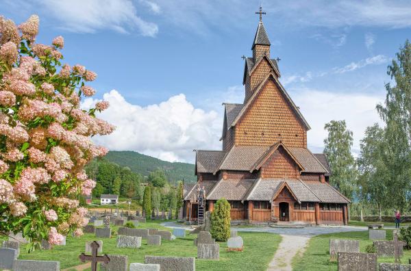 Bild 1 von 10: Die mittelalterlichen Stabkirchen gehören zu den Wahrzeichen Norwegens. Von den ehemals mehr als 1.000 Bauten sind nur noch 28 erhalten.