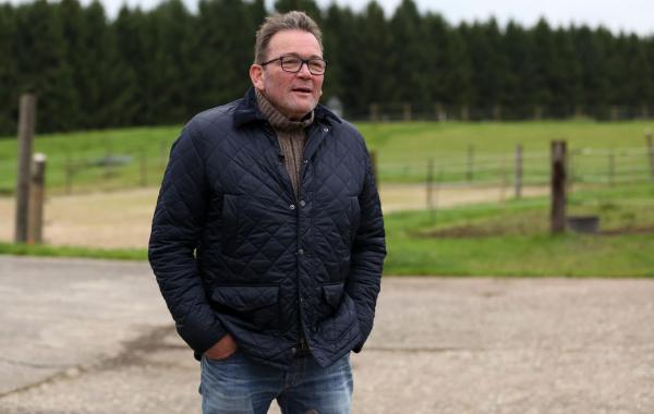 Bild 1 von 16: Dr. Herbert Dreesen ist Tierarzt. Seit 25 Jahren praktiziert er auf Gut Herrenhöhe, einer idyllischen Hofanlage im Bergischen Land.