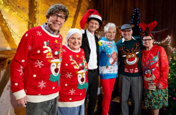 Bild 1 von 5: v.l.n.r.: Hillu?s Herzdropfa (Franz Auber / Hillu Stoll) feiern mit Tobi van Deisner, Doris Reichenauer und den Gscheidles (Marcus Neuweiler / Birgit Pfeiffer) Weihnachten in der Comedy Scheune.