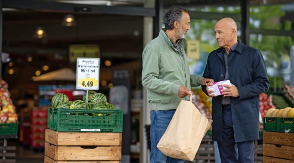 Bild 1 von 7: Frauen-Notfall im Schülerladen: Gerhard (Heiner Lauterbach, rechts) muss für Yasmin Binden kaufen und trifft im Supermarkt ausgerechnet auf ihren Onkel Aydin (Ercan Durmaz, links).