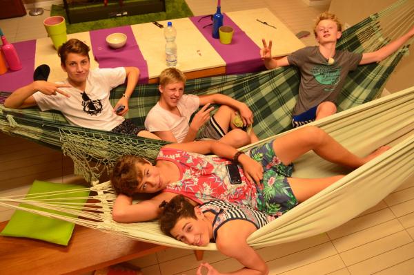 Bild 1 von 3: Robin, Nils, Ole, Leroy und Luc beim ersten gemeinsamen Abend in der WG-Villa.