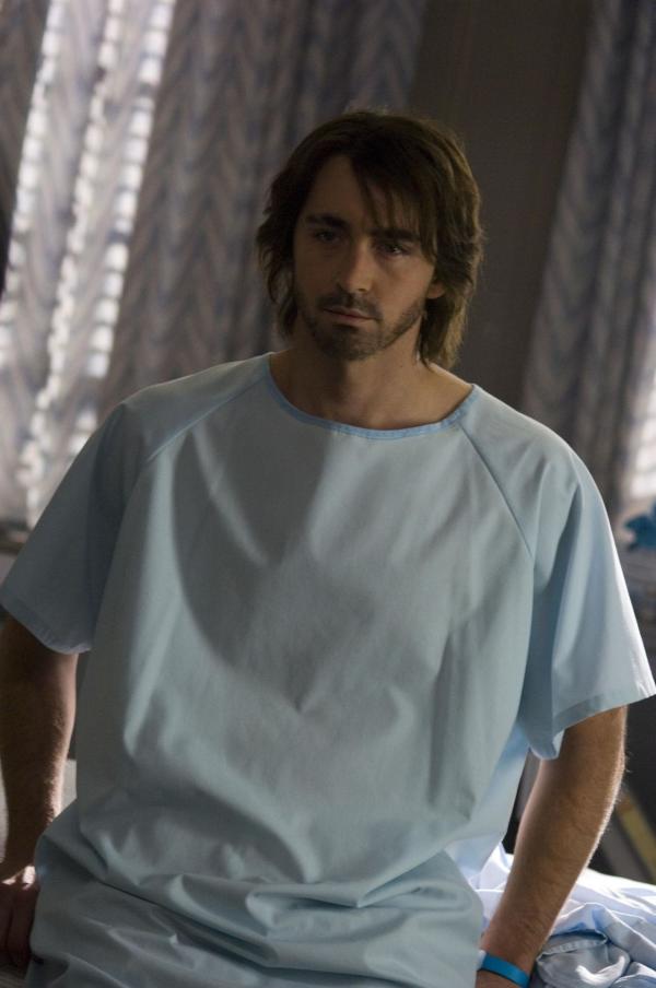 Bild 1 von 11: Immer wieder behauptet Roman (Lee Pace), sein Bruder und damit Jessicas Ehemann zu sein. Als er auch noch mit bemerkenswertem Detailwissen aufwartet, steckt die junge Anwältin in einem Dilemma: Könnte tatsächlich Ryans Geist in Romans Körper stecken?