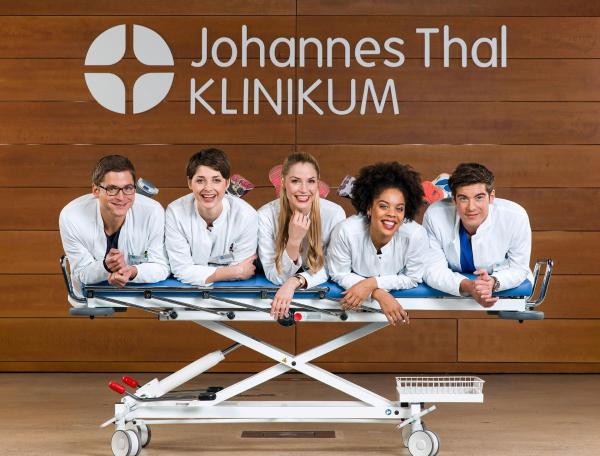 Bild 1 von 6: (v.l.n.r.) Elias Bähr (Stefan Ruppe); Dr. Theresa Koshka (Katharina Nesytowa); Julia Berger (Mirka Pigulla); Vivienne Kling (Jane Chirwa); Ben Ahlbeck (Philipp Danne)