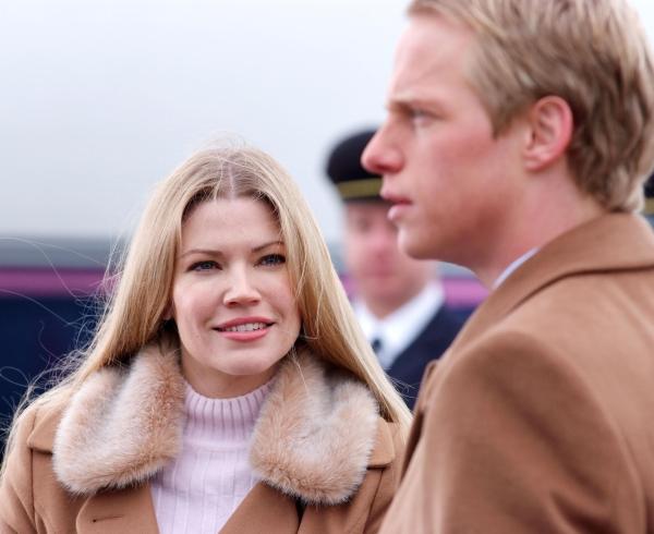 Bild 1 von 14: Freuen sich auf ihre Flitterwochen, doch auch diese stehen unter keinem guten Stern: Prinz Edvard (Chris Geere, r.) und Prinzessin Paige von Dänemark (Kam Henskin, l.) ...