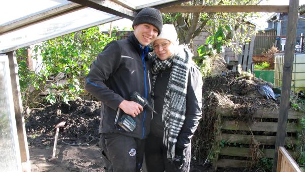 Bild 1 von 1: Tim (24) und Elisa (20) wollen ein Gewächshaus bauen..