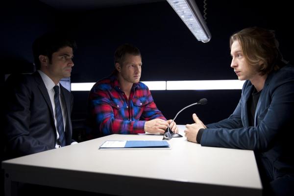 Bild 1 von 34: Gerät in den Fokus von Micks (Henning Baum, M.) und Andreas' (Maximilian Grill, l.) Ermittlungsarbeit: Torben Simmering (Tim Morten Uhlenbrock, r.), der talentierte Nachwuchsfechter ...