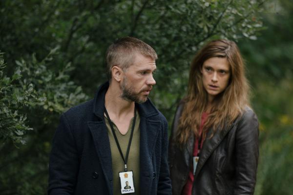 Bild 1 von 8: Lars Haaland (Nicolai Cleve Broch, l.); Alfhildr Enginsdottir (Krista Kosonen, r.)