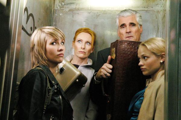 Bild 1 von 9: Im Bild (v.li.): Sarah (Maxi Warwel), Adina (Andrea Sawatzki), Paul (Sky du Mont) und Lilo (Mavie Hörbiger) haben sich mit ihren Koffern und Taschen in den heruntergekommenen Aufzug gequetscht.