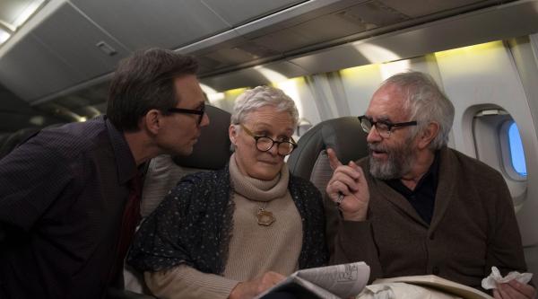 Bild 1 von 7: (v.l.n.r.) Nathanial Bone (Christian Slater); Joe Castleman (Jonathan Pryce); Joan Castleman (Glenn Close)