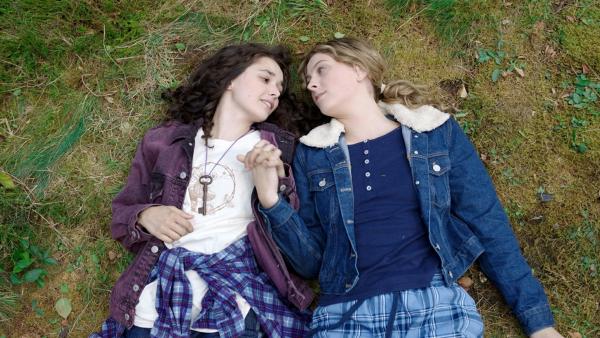 Bild 1 von 4: Addie (Lola Blue, l.) ist zusammen mit Keedie (Georgia De Gidlow, r.) über die \