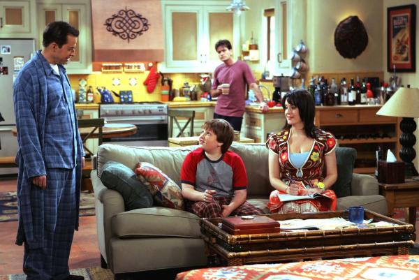 Bild 1 von 14: Charlie (Charlie Sheen, hinten) und Alan (Jon Cryer, l.) nehmen Rose (Melanie Lynskey, r.) nicht ernst, als sie sich von ihnen und Jake (Angus T. Jones, M.) verabschieden möchte, da sie nach London umziehen wird ...