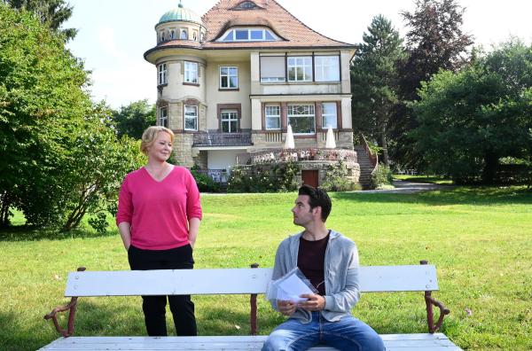 Bild 1 von 3: Jakob Frings ( Max König, r.) ist geschockt und wird von seiner Chefin Nele Fehrenbach (Floriane Daniel, l.) getröstet. Seine Freundin wurde tot aus dem Bodensee geborgen.