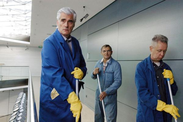 Bild 1 von 6: Im Bild: Die Demütigung ist perfekt: Paul (Sky du Mont, li.) muß in einer Putzkolonne arbeiten.