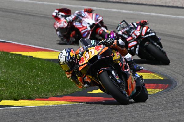 Bild 1 von 2: Pedro Acosta performs during Stop 11 of the MotoGP World Championship, German Grand Prix, at Sachsenring in Oberlungwitz, Germany, on July 12, 2026. // SI202607120373 // RBMN / MotoGP World Championship / 2026 / Stop 11 - Sachsenring, Germany // Gold & Goose / Red Bull Content Pool