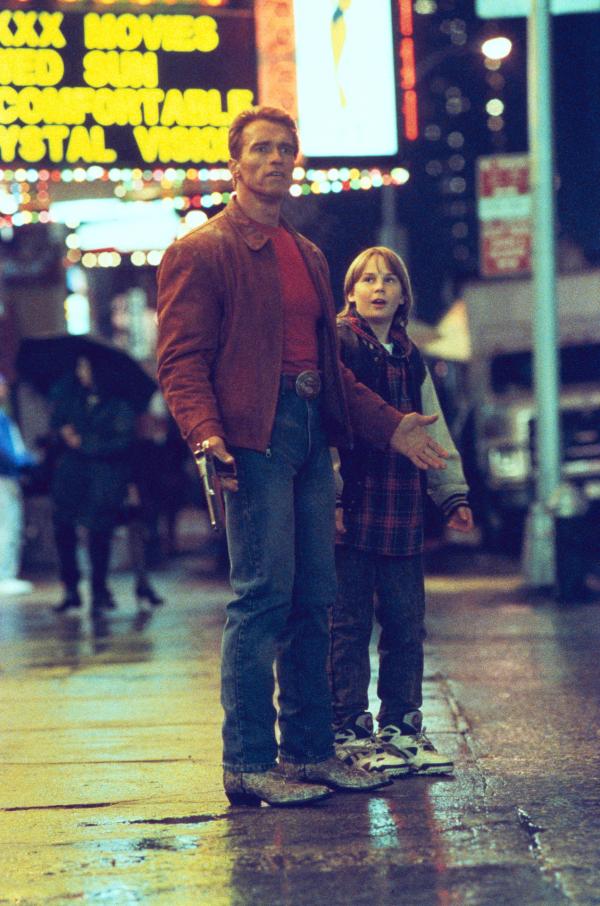 Bild 1 von 8: Plötzlich befindet sich Jack Slater (Arnold Schwarzenegger) nicht mehr als Filmfigur in seinem Actionstreifen, sondern wurde gemeinsam mit Danny (Austin O'Brian) ins echte New York gebeamt.