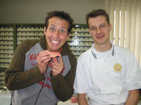 Bild 1 von 5: Willi (links) in der Praxis von Zahnarzt Dr. Wetzel.