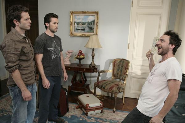 Bild 1 von 28: Dennis (Glenn Howerton, l.), Mac (Rob McElhenney, M.) und Charlie (Charlie Day, r.) sind auf der Suche nach neuen Freunden für Dennis, die mit ihm zusammen in sein Geburtshaus ziehen sollen ...
