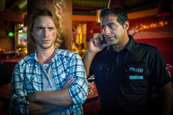 Bild 1 von 11: Tarik (Serhat Cokgezen, r.) hat Claudias Sohn Max (Christopher Kohn, l.) gefesselt und verletzt im Keller der Bar gefunden, die von drei maskierten Männern überfallen wurde.
