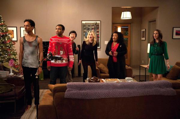 Bild 1 von 20: Ausgerechnet auf der Weihnachtsfeier erfahren Abed (Danny Pudi, l.), Troy (Donald Glover, 2.v.l.), Chang (Ken Jeong, 3.v.l.), Britta (Gillian Jacobs, 3.v.r.), Shirley (Yvette Nicole Brown, 2.v.r.) und Annie (Alison Brie, r.) von der versauten Geschichtsnote. Ein Plan muss her, und zwar schnell ...