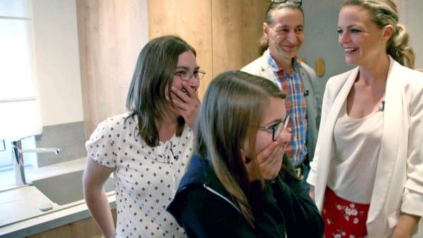 Bild 1 von 7: Anikka (li.) und ihre Kinder sind begeistert von ihrem neuen Zuhause! Die Experten um John Kosmalla und Eva Brenner haben wieder einmal ganze Arbeit geleistet