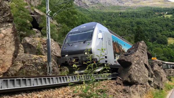Bild 1 von 3: Steinschlag und zerklüftetes, steiles Gelände sind nicht die einzigen Gefahren für die Bergenbahn.