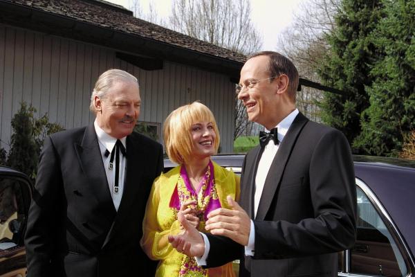 Bild 1 von 10: Lydia (Sonja Kirchberger, M.) und Vincent Lufft (Moritz Lindbergh, r.) begrüßen Richard Henderson (Stacy Keach, l.) auf ihrer Sommerparty.