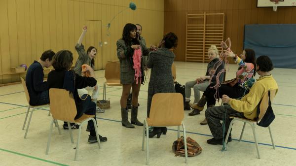 Bild 1 von 4: Jo (Salka Weber, M.) ist bei der Gruppentherapie und beschreibt ihre Probleme mit Hilfe eines Wollknäuels.