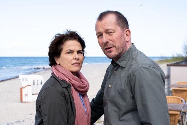 Bild 1 von 9: Hella (Barbara Auer) und Thorsten (Martin Lindow) stehen am Strand und hören ein Martinshorn