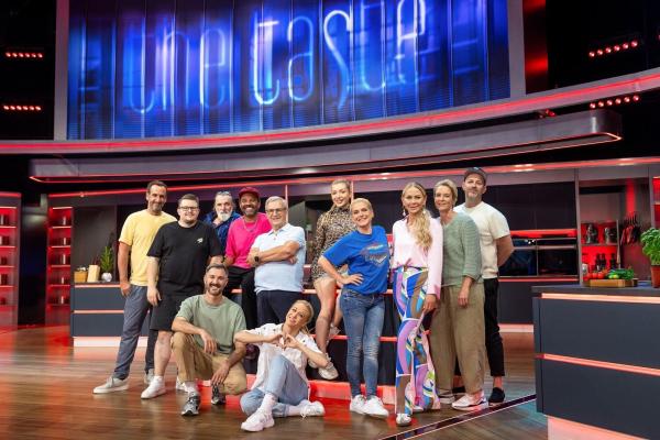 Bild 1 von 10: (hinten v.l.n.r.) Elmar Paulke; Paul Cooks; Andreas Hoppe; Simon Pearce; Jan Hofer; Melody Haase; Jeanette Biedermann; Jenny Elvers; Martina Voss-Tecklenburg; Ben Blümel; (vorne v.l.n.r.) Jochen Schropp; Kathrin Menzinger