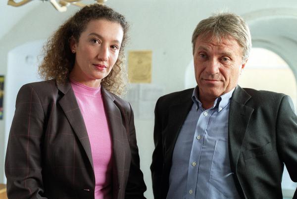 Bild 1 von 5: Im Bild: Hans Sonnleitner braucht eine neue Existenz. Lena Kamper verspricht ihm zu helfen (v.li.: Konstanze Breitebner, Wolfram Berger).