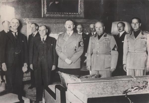Bild 1 von 3: 1938: Gruppenbild im Rahmen des Münchner Abkommens.