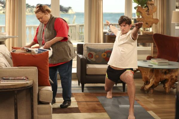 Bild 1 von 10: Walden (Ashton Kutcher, r.) möchte nichts lieber als seine Ruhe beim Yoga - doch er hat nicht mit Berta (Conchata Ferrell, l.) gerechnet ...