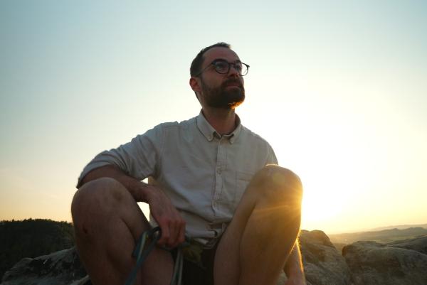 Bild 1 von 11: Moderator Niklas Kolorz macht sich im Elbsandsteingebirge auf eine geologische Spurensuche in die Vergangenheit.