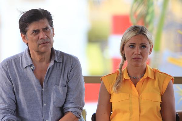 Bild 1 von 12: Henri (Georges Corraface) und Imke (Katarina Cas) können kaum glauben, dass Francis tot ist. Weilt wirklich ein Mörder unter ihnen?
