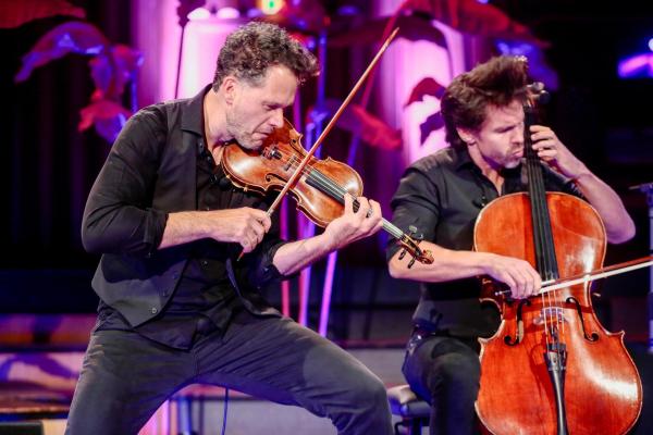 Bild 1 von 8: Im Bild (v.li.): Klemens Bittmann (Geige und Mandoline), Matthias Bartolomey (Cello).