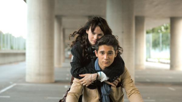 Bild 1 von 8: Jana McKinnon (Charly), Giacomo Pilotti (Carlo).