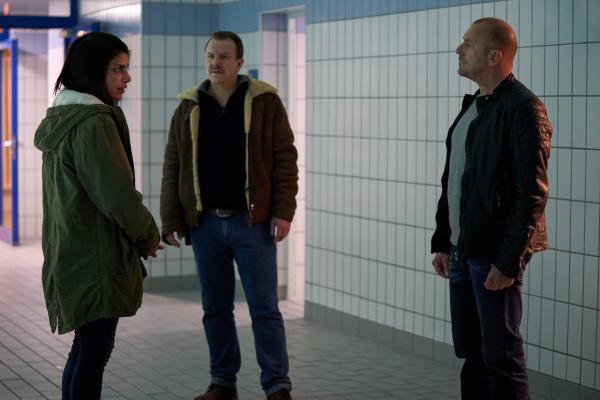 Bild 1 von 11: Ingo Thiel (Heino Ferch, r.) und Winni (Ronald Kukulies, M.) wollen von der Schwimmtrainerin Lisa Fechner (Shadi Hedayati, l.) wissen, ob Nele irgendwelche Problem hatte.