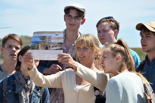 Bild 1 von 18: Kaum auf Malle angekommen, läuft für Antonia (Valerie Niehaus, 4.v.r.) und ihre Schüler (Maximilian Diehle, 3.v.l., Marvin Linke, l., Zsa Zsa Inci Bürkle, 2.v.r.) alles schief: Die angebliche Finca ist eine Bauruine und weit und breit kein Transportmittel in Sicht, während die Sonne herunterbrennt. Glücklicherweise lebt Stellas (Nicole Mercedes Müller, 2.v.l.) Vater Gregor auf der Insel ...
