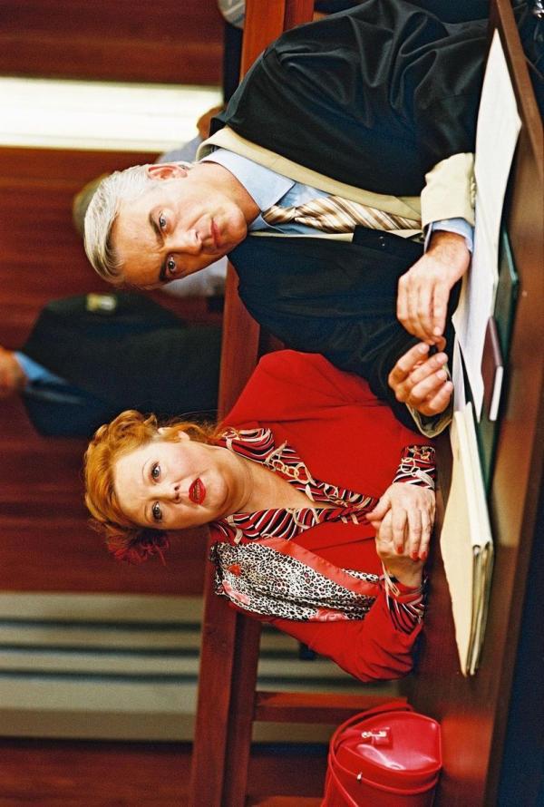 Bild 1 von 13: Felix (Christoph M. Ohrt, r.) vertritt die kranke Sandra im Fall Regina Panowski (Franziska Trögner, l.). Sie ist Therapeutin und hat dem Rentner Bernd Bichler Viagra verschrieben. Nun fühlt sich dessen Frau Annemarie ständig bedrängt und klagt gegen die Therapeutin.