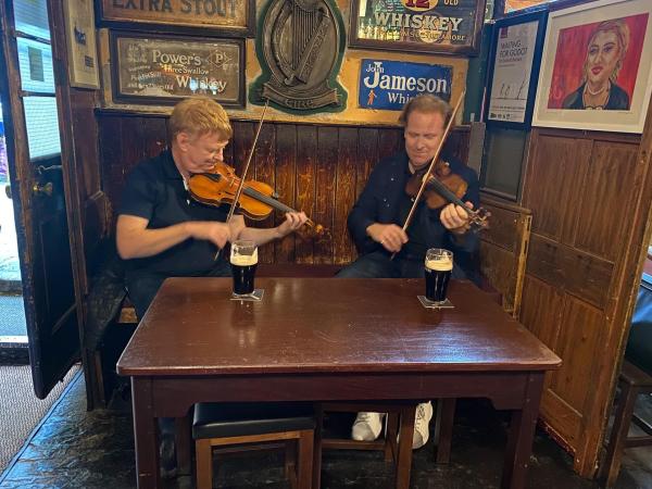 Bild 1 von 4: Im Bild: Sean Smyth und Daniel Hope musizieren in einem Pub.