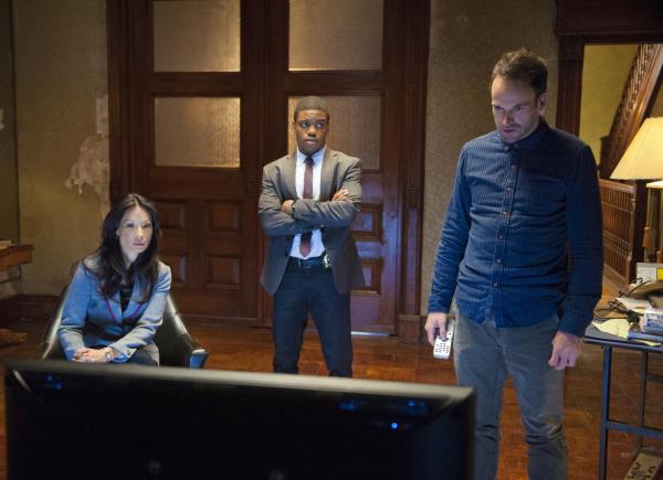 Bild 1 von 28: Als eine Bombe in den Büroräumen einer Firma hochgeht und zwei Opfer fordert, beginnt Sherlock Holmes (Jonny Lee Miller, r.) gemeinsam mit Joan Watson (Lucy Liu, l.) und Detective Marcus Bell (Jon Michael Hill, M.) mit den Ermittlungen ...