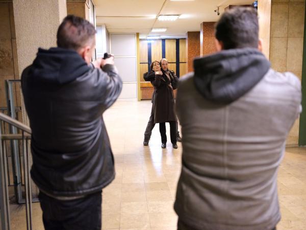 Bild 1 von 6: Emma Chambers (Fiona Shaw, hinten l.); Andras Juszt (Miklós Béres, hinten r.)