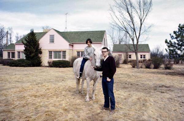 Bild 1 von 3: Die jungen Darsteller Brenda Currin und Paul Hough in Holcomb, Kansas, während der Dreharbeiten zu ?Kaltblütig? (1967)