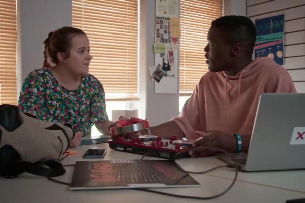 Bild 1 von 4: Rike (Madeleine Haas) und Badu (Arnold Makuissie) beraten sich zum Brennpunkt \