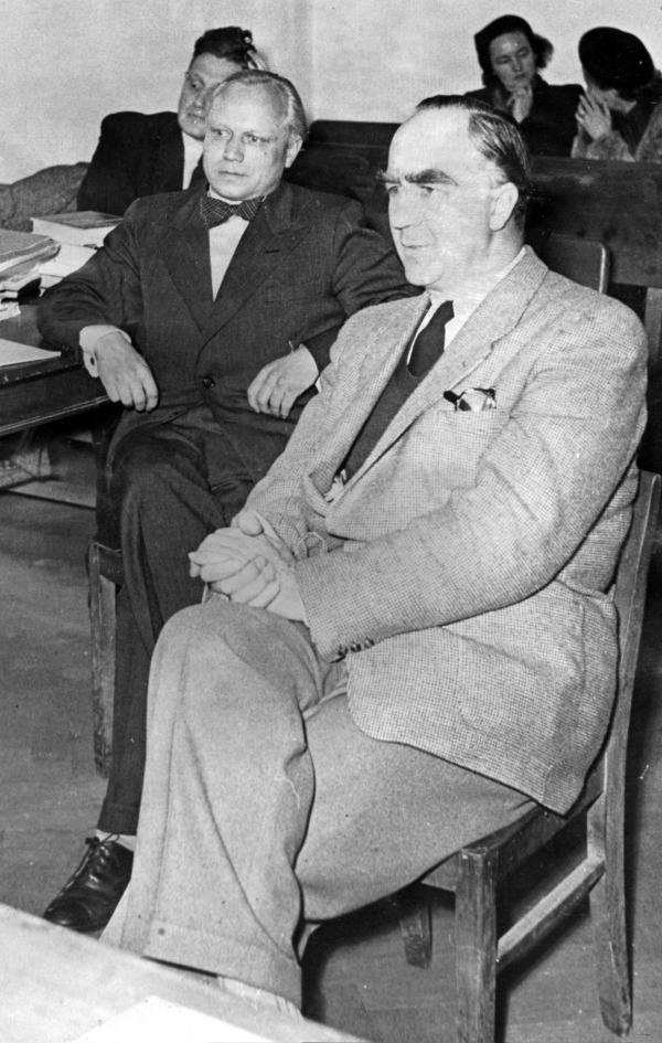Bild 1 von 5: Giselher Wirsing (l.), einer der bekanntesten Journalisten in der NS-Zeit, 1950 beim Prozess vor der Berufungskammer München. Vier Jahre später wird er Chefredakteur der Wochenzeitung \