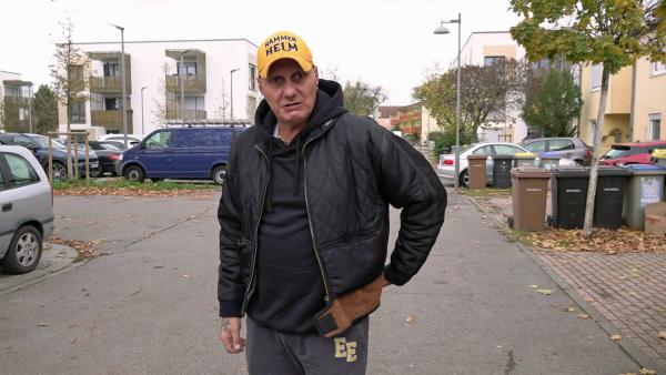 Bild 1 von 2: Familienvater Elvis hat starke Rückenschmerzen, die ihn im Alltag ganz schön belasten. Erst auf Initiative seiner Ehefrau Katrin hat der Arztmuffel jetzt immerhin einen Doktor aufgesucht.
