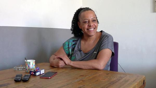 Bild 1 von 2: Früher war sie drogenabhängig und obdachlos. Heute setzt sich Jannie selbst für Hilfsbedürftige ein.