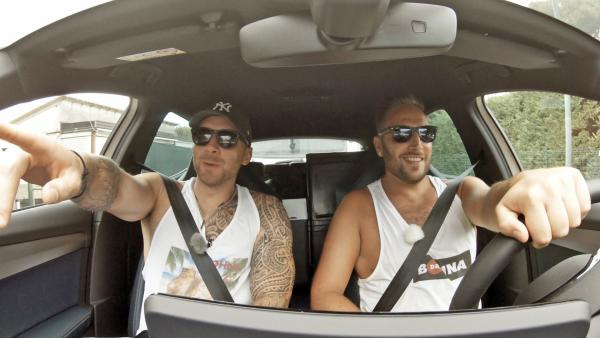 Bild 1 von 4: Dennis (li.) und Sascha sind ohne ihre Freundinnen unterwegs und wollen einen echten Männerurlaub auf dem Marina verbringen.