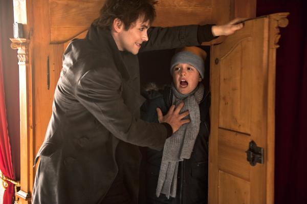 Bild 1 von 4: Max (Santino Bathe) wird von Ruprecht (Björn Harras) in den Schrank gesperrt.