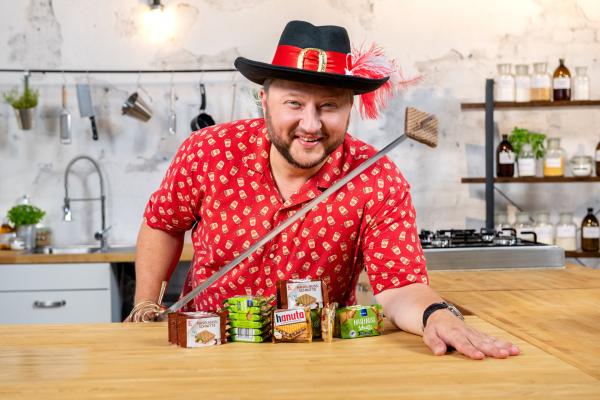 Bild 1 von 3: Knusprige Waffel, cremige Schokolade, geröstete Haselnüsse: Haselnuss-Schnitten werben mit ausgewählten Zutaten. Aber können sie dieses Versprechen auch halten? Sebastian Lege packt aus!